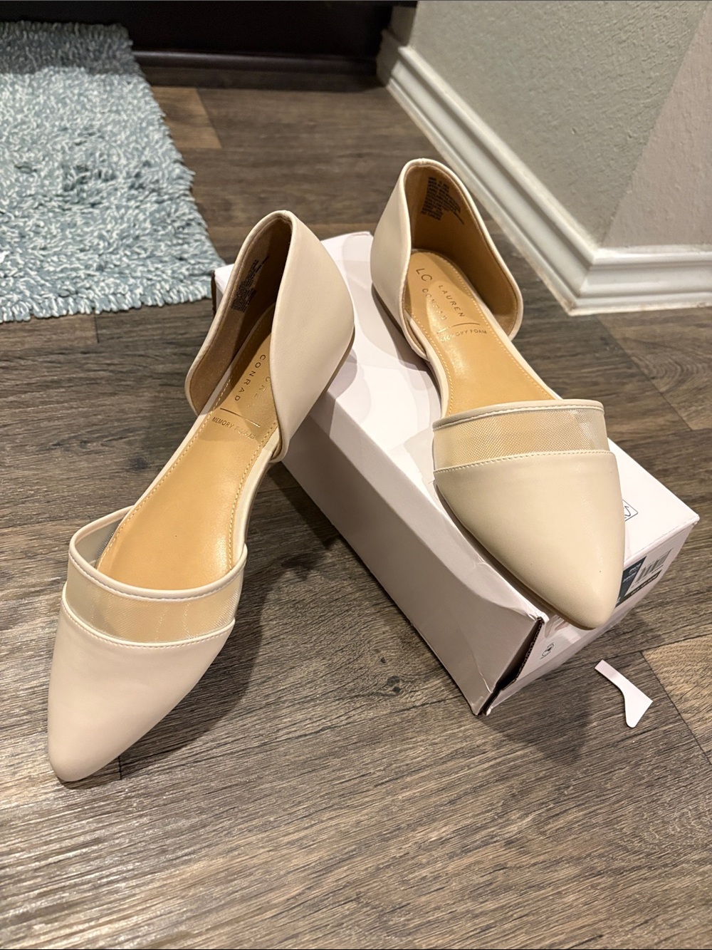 Free in bundle nwt 10 LC Lauren Conrad Cream Pointed  Flats with Mesh Band